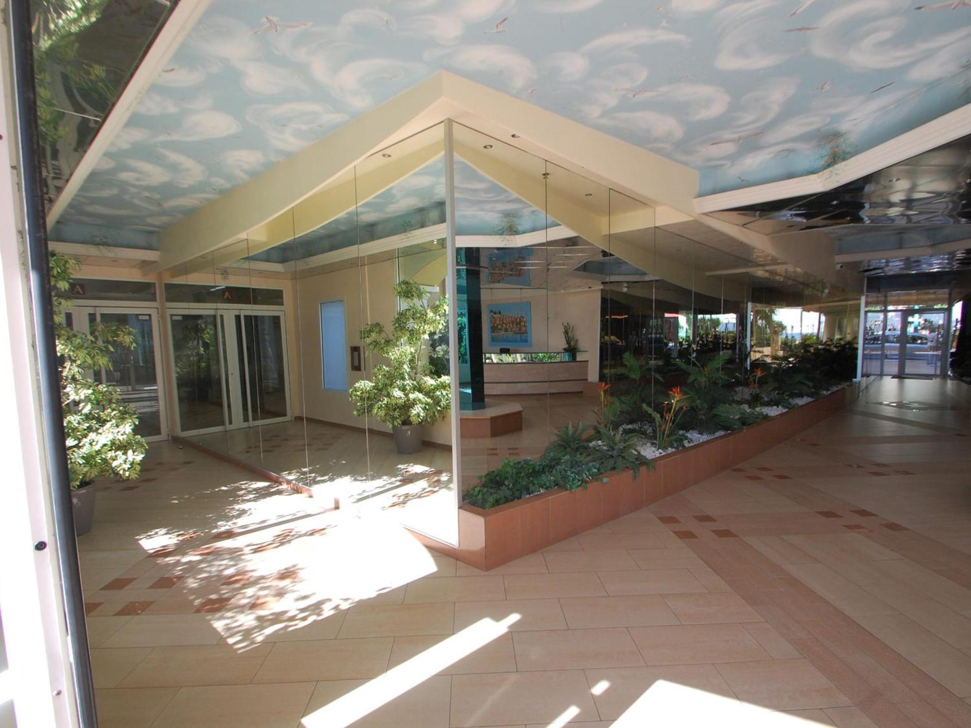 Renove Avec Balcon Et Garage En Plein Coeur De - Fr-1-196-375 Menton