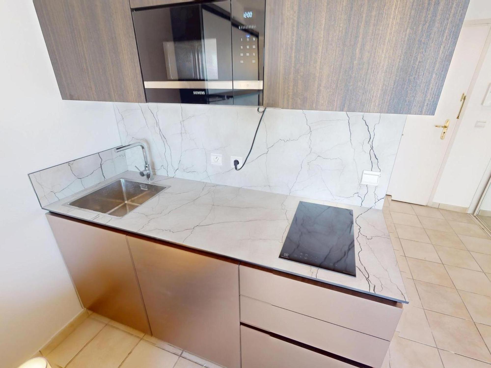 Renove Avec Balcon Et Garage En Plein Coeur De - Fr-1-196-375 * Menton