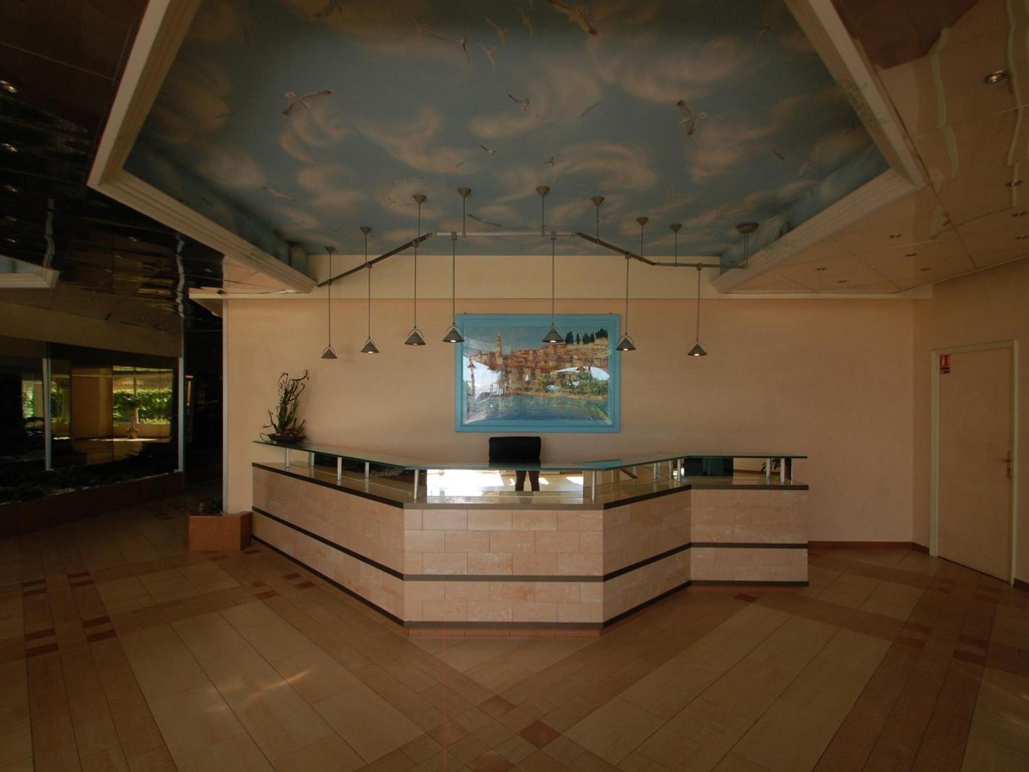 Renove Avec Balcon Et Garage En Plein Coeur De - Fr-1-196-375 Menton
